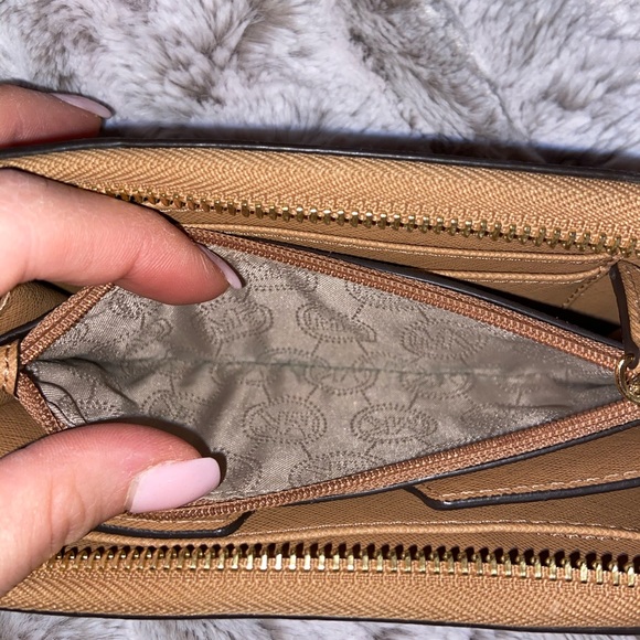 • Michael Kors 2 Toned Wallet • - Picture 4 of 8